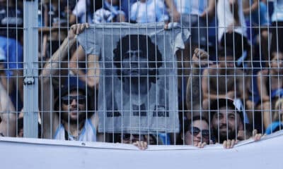 Un hincha de Racing anima con una camiseta que tiene la imagen del argentino Diego Armando Maradona en la final de la Copa Sudamericana. EFE/ Mauricio Dueñas Castañeda