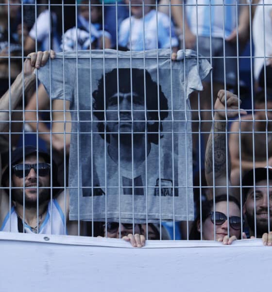 Un hincha de Racing anima con una camiseta que tiene la imagen del argentino Diego Armando Maradona en la final de la Copa Sudamericana. EFE/ Mauricio Dueñas Castañeda