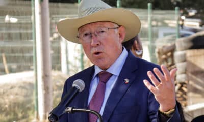 El embajador de Estados Unidos en México, Ken Salazar, habla durante una rueda de prensa en la ciudad de Tijuana, en el estado de Baja California (México). EFE/ Joebeth Terríquez