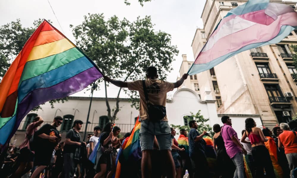 Una persona agita banderas durante la marcha del Orgullo LGTBI este sábado, en la ciudad de Buenos Aires (Argentina). EFE/ Juan Ignacio Roncoroni