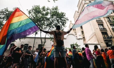 Una persona agita banderas durante la marcha del Orgullo LGTBI este sábado, en la ciudad de Buenos Aires (Argentina). EFE/ Juan Ignacio Roncoroni