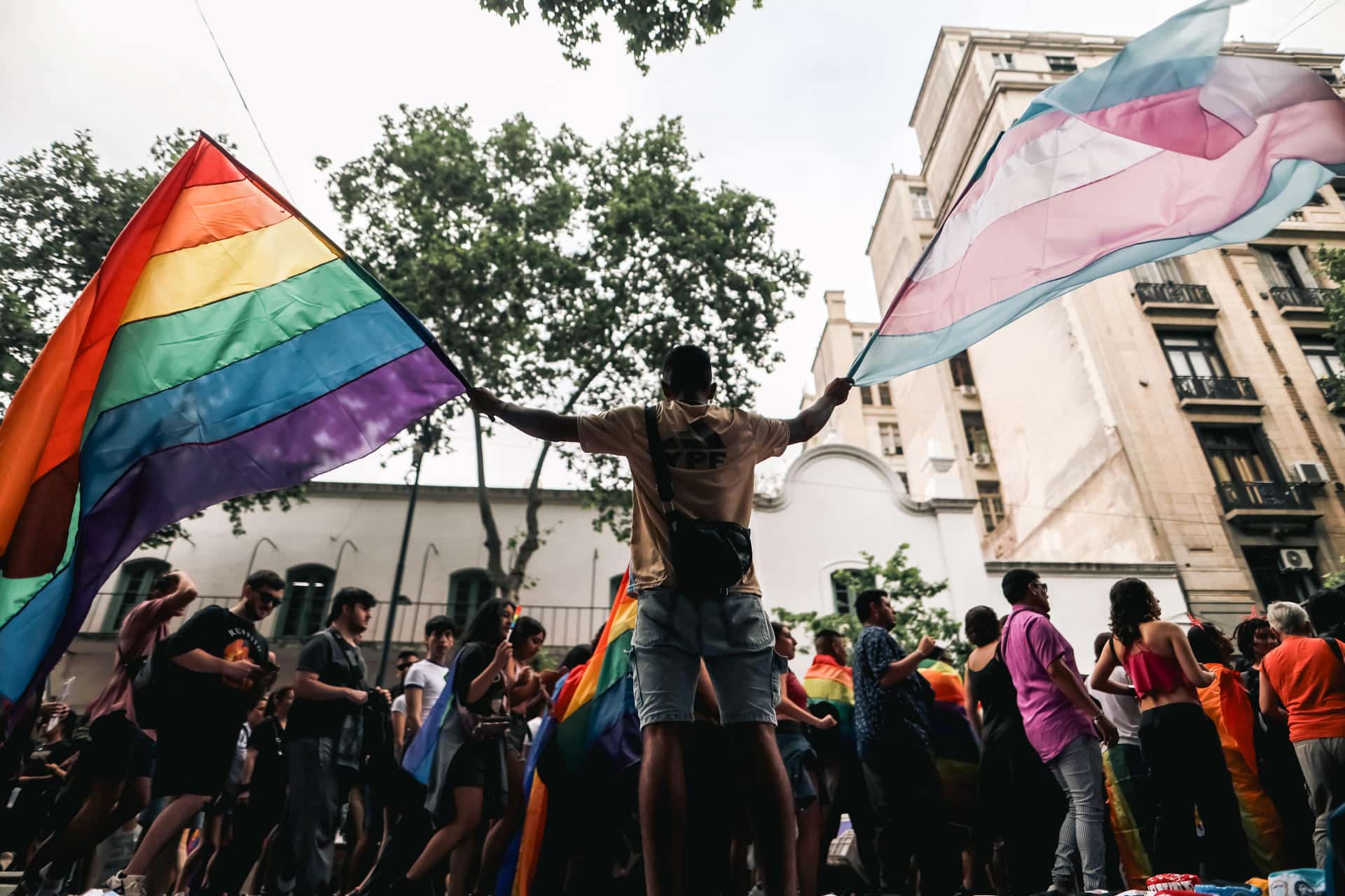 Una persona agita banderas durante la marcha del Orgullo LGTBI este sábado, en la ciudad de Buenos Aires (Argentina). EFE/ Juan Ignacio Roncoroni