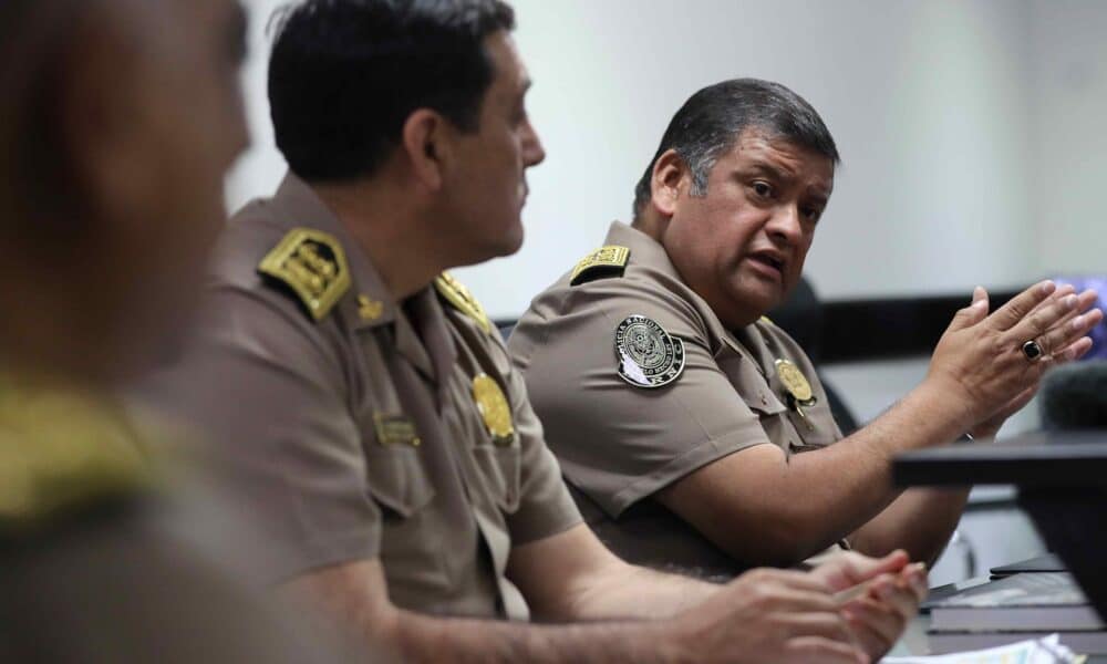 El jefe de la Dirección de Medio Ambiente de la Policía Nacional de Perú, Gregorio Villalón (d), habla durante una rueda de prensa este miércoles, en Lima (Perú). EFE/ Paolo Aguilar