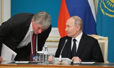 El portavoz del Kremlin, Dmitri Peskov (izq.), habla con el presidente ruso, Vladimir Putin, el 27 de noviembre de 2024. EFE/EPA/GAVRIIL GRIGOROV / SPUTNIK / GRUPO DEL KREMLIN