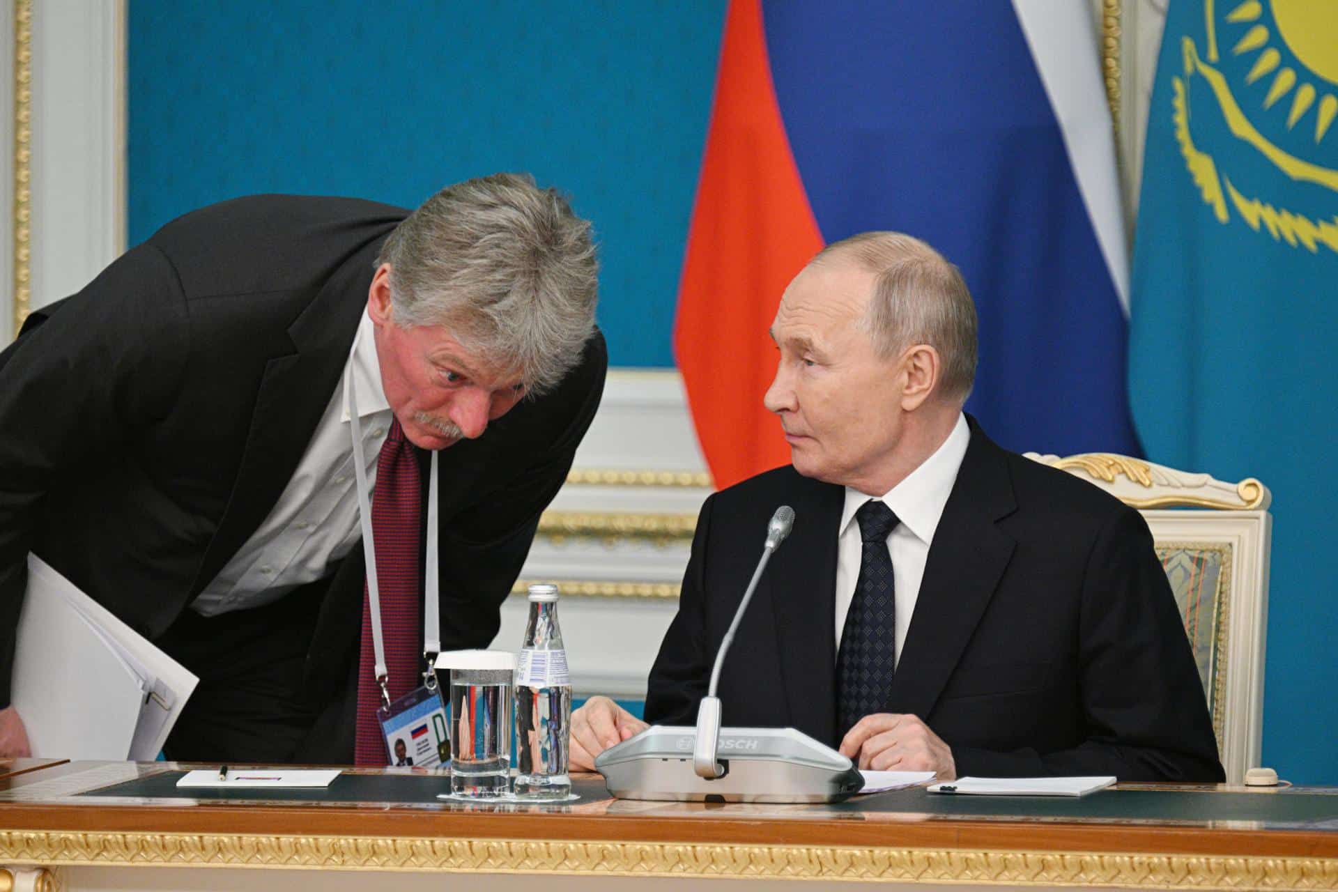 El portavoz del Kremlin, Dmitri Peskov (izq.), habla con el presidente ruso, Vladimir Putin, el 27 de noviembre de 2024. EFE/EPA/GAVRIIL GRIGOROV / SPUTNIK / GRUPO DEL KREMLIN