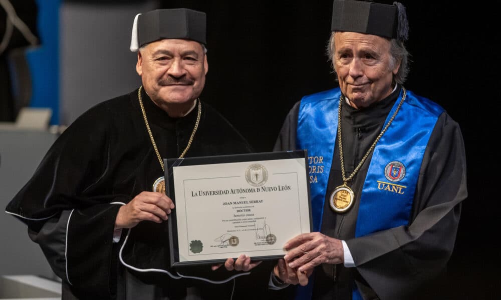 El cantautor español Joan Manuel Serrat (d) recibe un doctorado honoris causa de manos del rector de la Universidad Autónoma de Nuevo León, Santos Guzmán López, este miércoles en el Teatro Universitario del Campus Mederos, en Monterrey (México). EFE/ Miguel Sierra