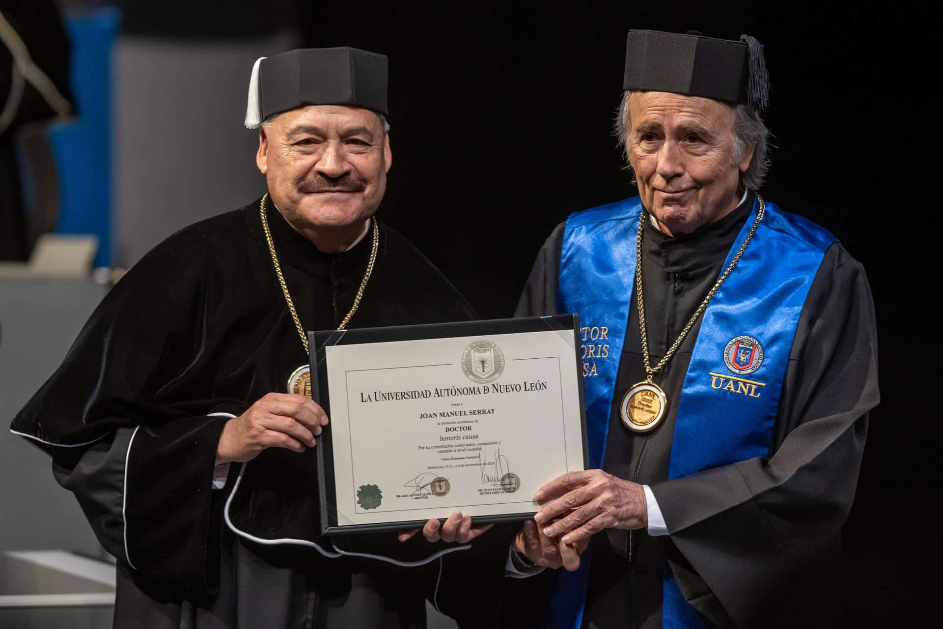 El cantautor español Joan Manuel Serrat (d) recibe un doctorado honoris causa de manos del rector de la Universidad Autónoma de Nuevo León, Santos Guzmán López, este miércoles en el Teatro Universitario del Campus Mederos, en Monterrey (México). EFE/ Miguel Sierra