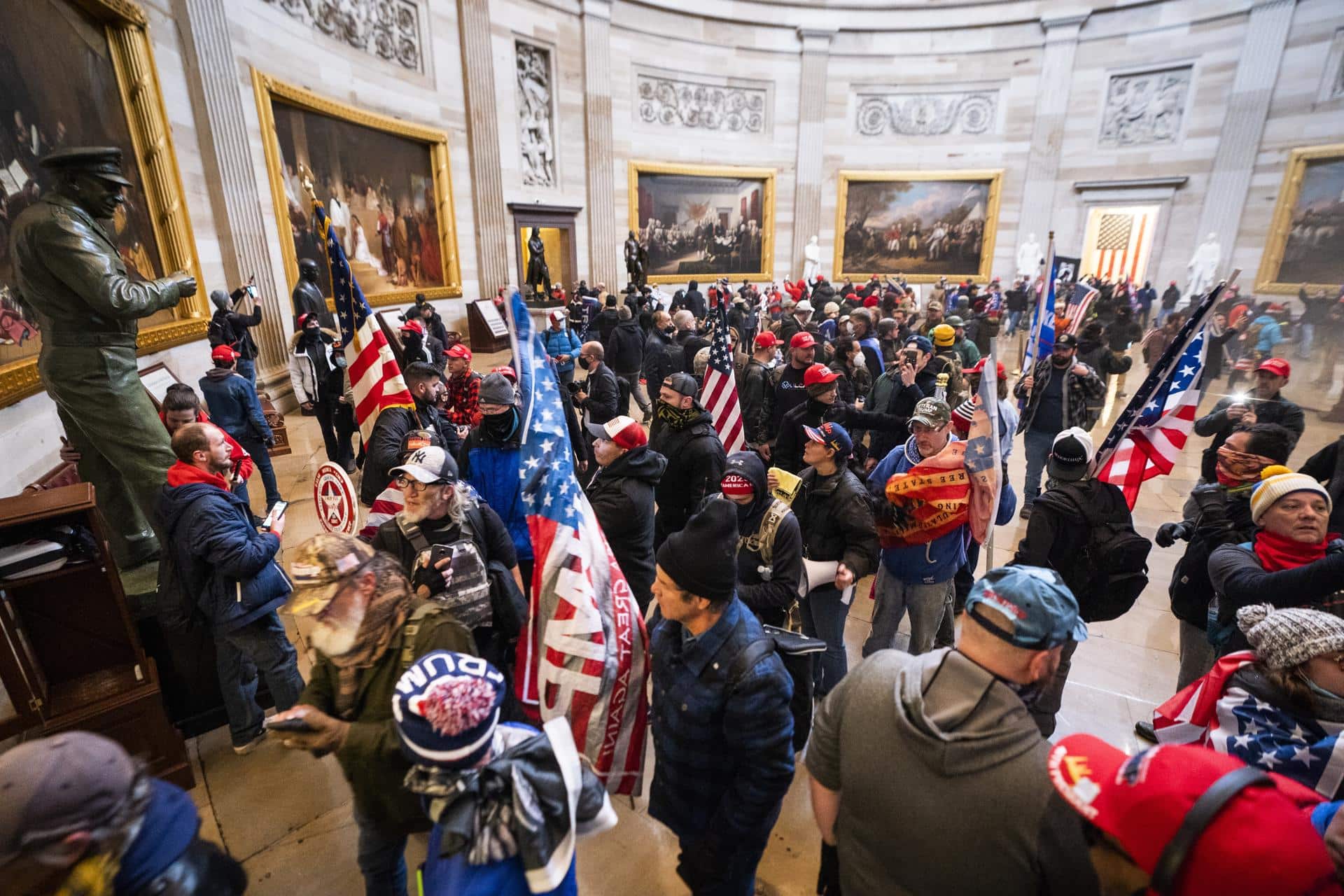 Los partidarios de Donald J. Trump recorren el rotonda del Capitolio de EE.UU. tras haber violado la seguridad del Capitolio durante su protesta por supuesto fraude, el 06 de enero de 2021. EFE/JIM LO SCALZO