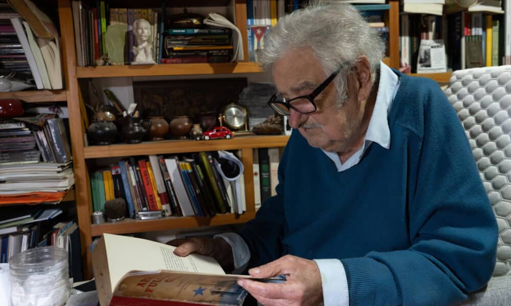 Fotografía del 18 noviembre 2024 del expresidente de Uruguay José Mujica, durante una entrevista con EFE en Montevideo (Uruguay). EFE/ Sofía Torres