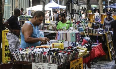 Fotografía de archivo de vendedores informales en las calles de Río de Janeiro (Brasil). EFE/Antonio Lacerda