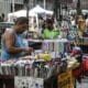 Fotografía de archivo de vendedores informales en las calles de Río de Janeiro (Brasil). EFE/Antonio Lacerda