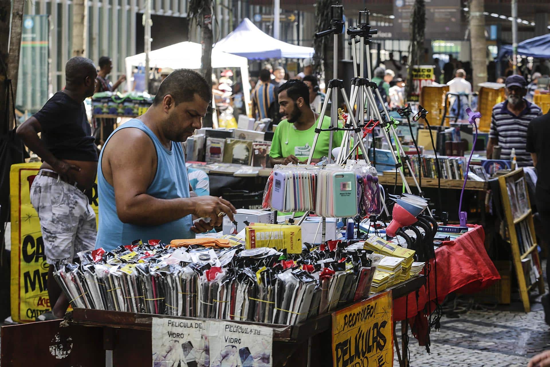 Fotografía de archivo de vendedores informales en las calles de Río de Janeiro (Brasil). EFE/Antonio Lacerda