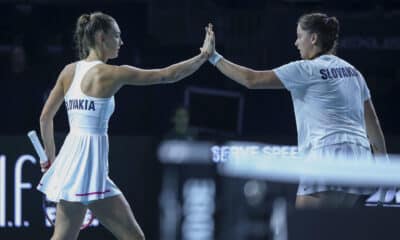 Las tenistas eslovacas Viktoria Hruncakova (i) y Tereza Mihalikova (d), durante el partido de dobles de la eliminatoria de semifinales contra Gran Bretaña, de las finales de la Copa Billie Jean King femenina de tenis este martes en Málaga. EFE/Daniel Pérez