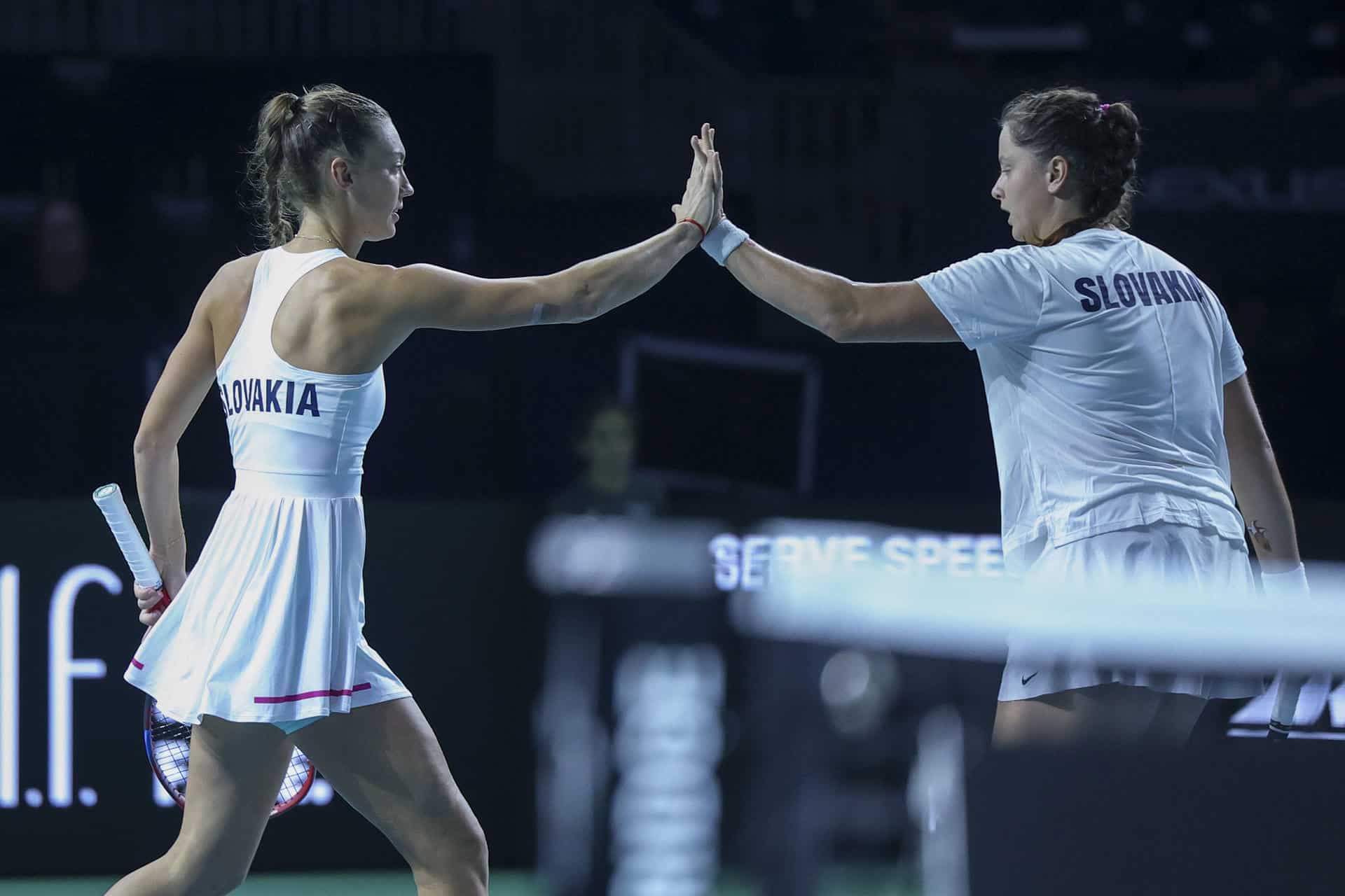 Las tenistas eslovacas Viktoria Hruncakova (i) y Tereza Mihalikova (d), durante el partido de dobles de la eliminatoria de semifinales contra Gran Bretaña, de las finales de la Copa Billie Jean King femenina de tenis este martes en Málaga. EFE/Daniel Pérez