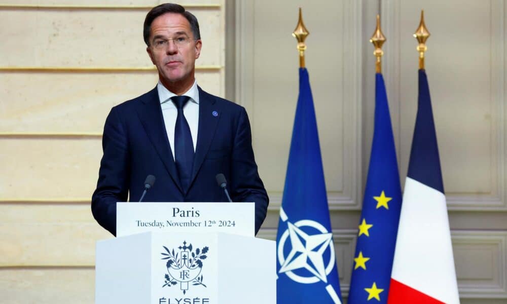 El Secretario General de la OTAN, Mark Rutte, ofrece declaraciones junto al presidente francés durante su reunión en el Palacio del Elíseo, en París, Francia, 12 de noviembre de 2024. Francia EFE/EPA/MANON CRUZ / POOL MAXPPP OUT