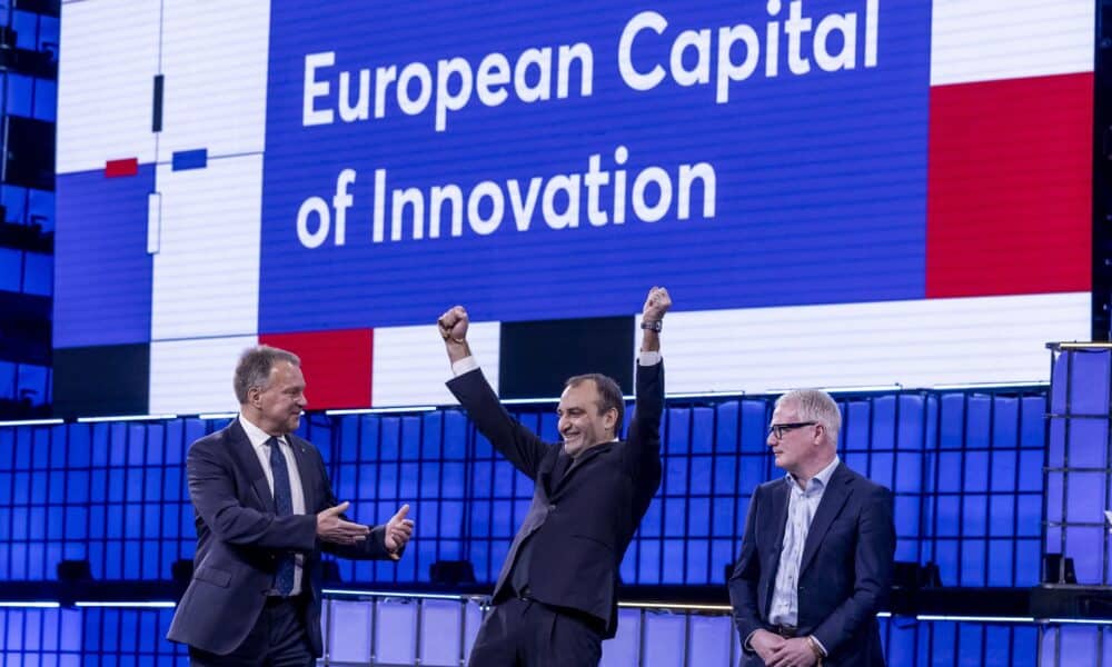 El alcalde de Turín (Italia), Stefano Lo Russo (C), celebra junto al alcalde de West Midlands (Reino Unido), Richard Parker (D), y al alcalde de Espoo (Finlandia), Jukka Makela (I), tras recibir el Premio a la 'Capital Europea de la Innovación' durante la ceremonia de los 'Premios a la Capital Europea de la Innovación' en la Cumbre Web 2024 en Lisboa, Portugal, el 13 de noviembre de 2024. El Web Summit 2024 se llevará a cabo en Lisboa del 11 al 14 de noviembre bajo el lema 'Donde nacerá el futuro', con la participación de 2,750 startups. (Finlandia, Italia, Reino Unido, Lisboa) EFE/EPA/JOSE SENA GOULAO