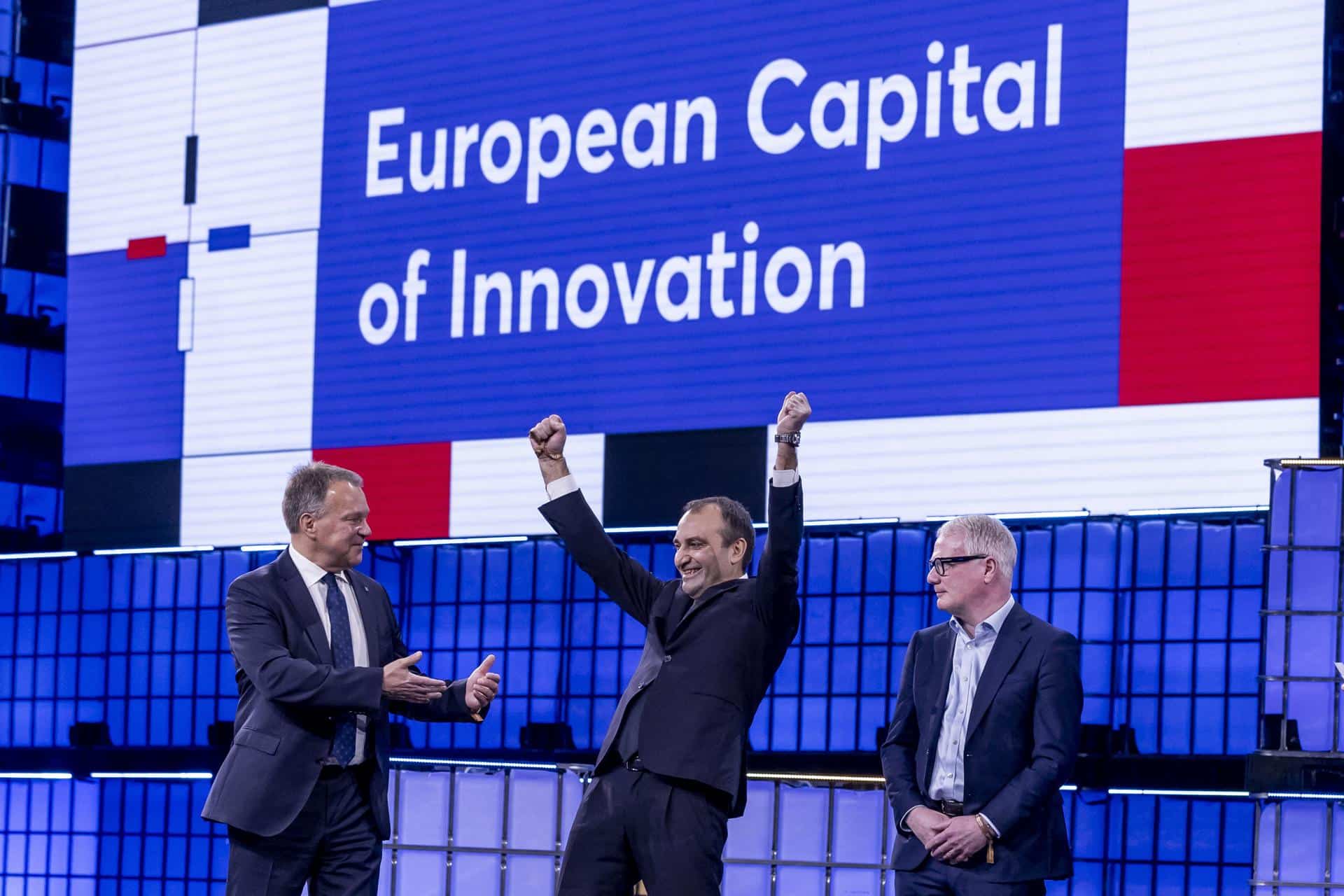 El alcalde de Turín (Italia), Stefano Lo Russo (C), celebra junto al alcalde de West Midlands (Reino Unido), Richard Parker (D), y al alcalde de Espoo (Finlandia), Jukka Makela (I), tras recibir el Premio a la 'Capital Europea de la Innovación' durante la ceremonia de los 'Premios a la Capital Europea de la Innovación' en la Cumbre Web 2024 en Lisboa, Portugal, el 13 de noviembre de 2024. El Web Summit 2024 se llevará a cabo en Lisboa del 11 al 14 de noviembre bajo el lema 'Donde nacerá el futuro', con la participación de 2,750 startups. (Finlandia, Italia, Reino Unido, Lisboa) EFE/EPA/JOSE SENA GOULAO