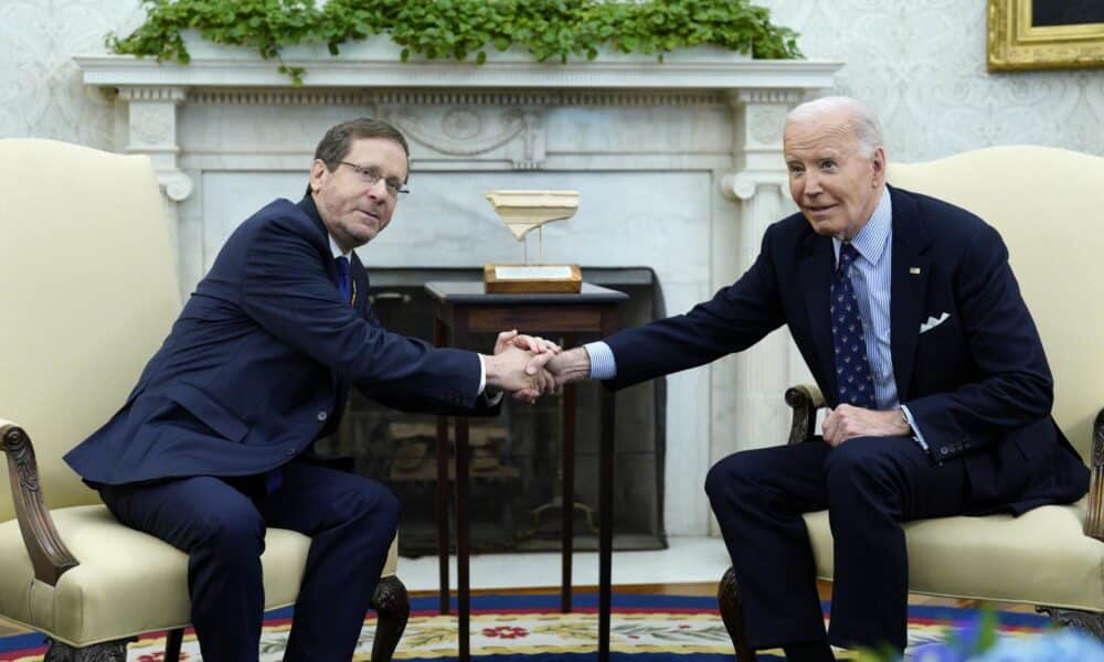 Fotografía del presidente de Estados Unidos, Joe Biden, y su homólogo israelí, Isaac Herzog. EFE/Yuri Gripas