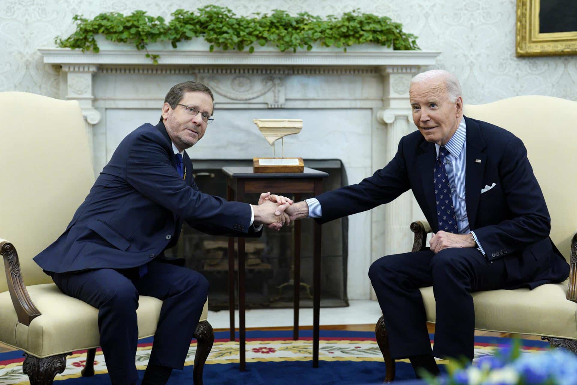 Fotografía del presidente de Estados Unidos, Joe Biden, y su homólogo israelí, Isaac Herzog. EFE/Yuri Gripas