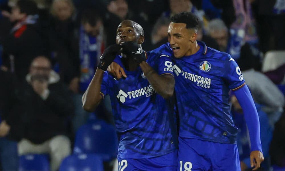 Los jugadores del Getafe, Álvaro Rodriguez (d) y el camerunés Allan Nyom, celebran el segundo gol del equipo getafense. EFE / Juanjo Martín.