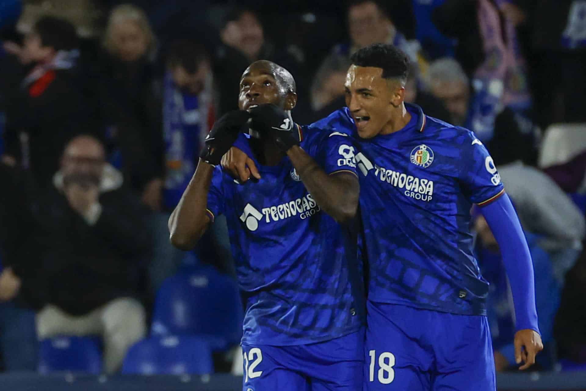 Los jugadores del Getafe, Álvaro Rodriguez (d) y el camerunés Allan Nyom, celebran el segundo gol del equipo getafense. EFE / Juanjo Martín.