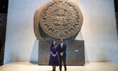 Fotografía cedida por la Secretaría de Cultura de México, de su titular Claudia Curiel de Icaza (d), junto al Ministro de Cultura del Gobierno de España, Ernest Urtasun, mientras posan frente a la Piedra del Sol, este viernes en la Ciudad de México (México). EFE/ Secretaría de Cultura de México / SOLO USO EDITORIAL NO VENTAS/SOLO DISPONIBLE PARA ILUSTRAR LA NOTICIA QUE ACOMPAÑA(CRÉDITO OBLIGATORIO)