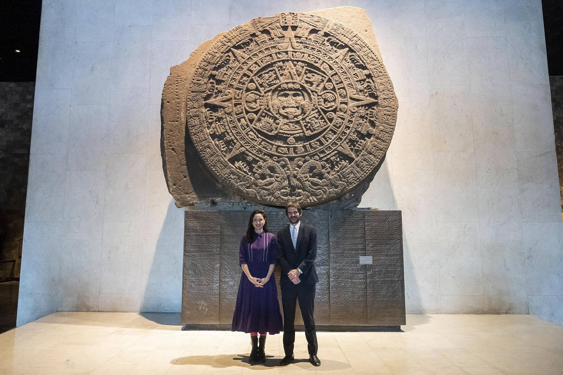 Fotografía cedida por la Secretaría de Cultura de México, de su titular Claudia Curiel de Icaza (d), junto al Ministro de Cultura del Gobierno de España, Ernest Urtasun, mientras posan frente a la Piedra del Sol, este viernes en la Ciudad de México (México). EFE/ Secretaría de Cultura de México / SOLO USO EDITORIAL NO VENTAS/SOLO DISPONIBLE PARA ILUSTRAR LA NOTICIA QUE ACOMPAÑA(CRÉDITO OBLIGATORIO)