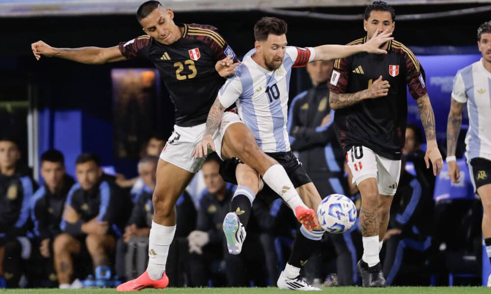 El capitán argentino Lionel Messi disputa el balón con Álex Valera (i) y Sergio Peña, de Perú, en el último partido del año de las eliminatorias sudamericanas al Mundial 2026. EFE/ Juan Ignacio Roncoroni