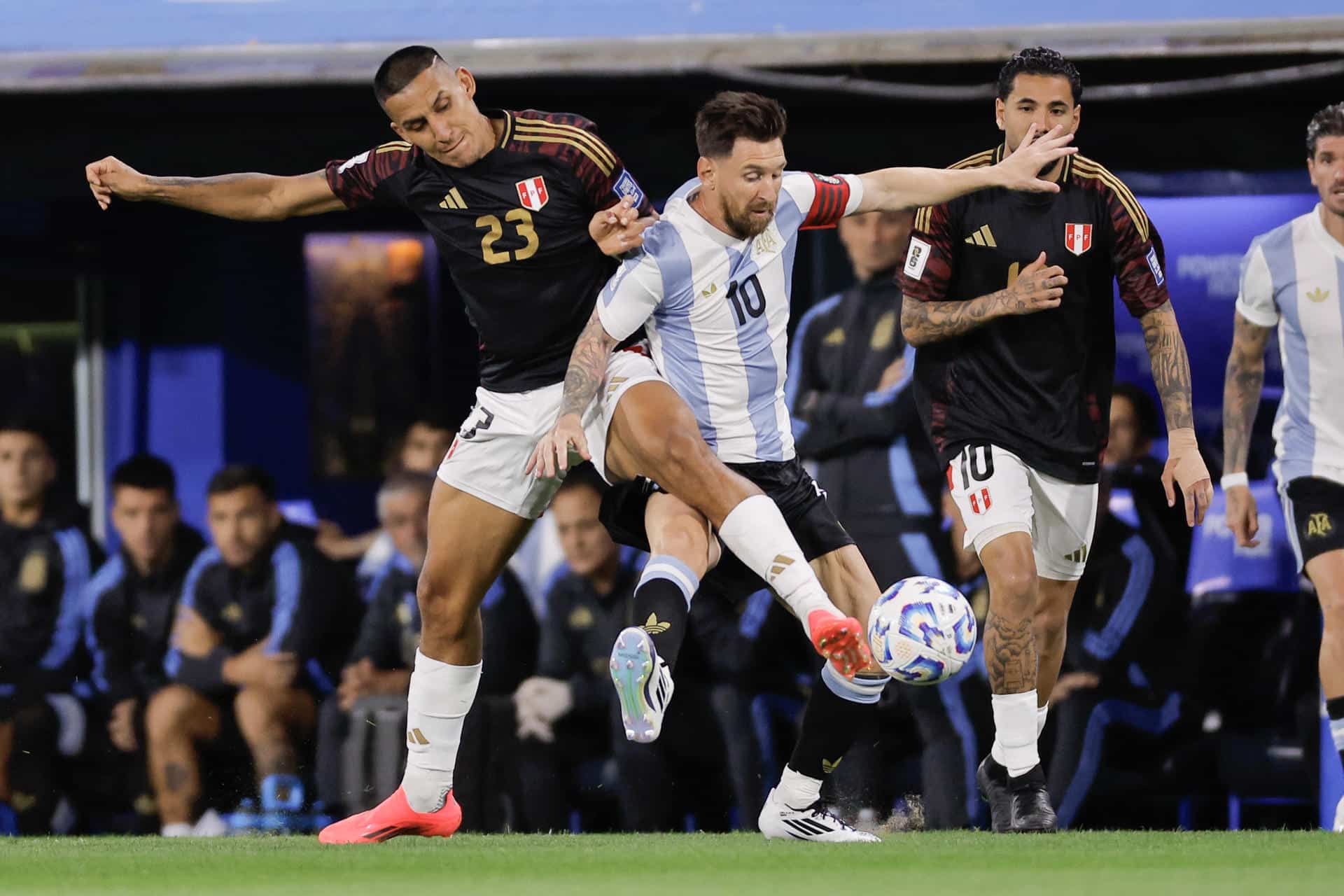 El capitán argentino Lionel Messi disputa el balón con Álex Valera (i) y Sergio Peña, de Perú, en el último partido del año de las eliminatorias sudamericanas al Mundial 2026. EFE/ Juan Ignacio Roncoroni