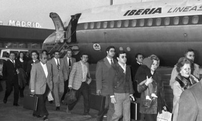 Viajeros del primer vuelo desde el aeropuerto de Barajas al de Barcelona, establecido por la Companía Iberia.EFE/Archivo/am
SPAIN SUTTLE SERVICE MADRID BARCELONA: MADRID, 01/12/1974.- Passengers of the first flight from Bajaras Airport to Barcelona (El Prat airport) established by Iberia. EFE/ml