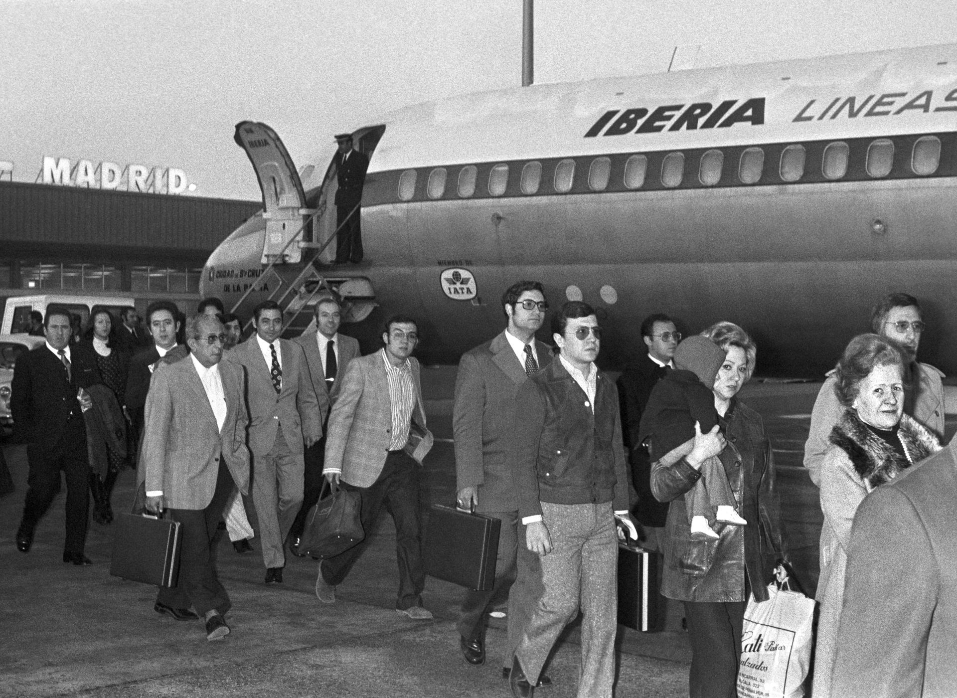 Viajeros del primer vuelo desde el aeropuerto de Barajas al de Barcelona, establecido por la Companía Iberia.EFE/Archivo/am
SPAIN SUTTLE SERVICE MADRID BARCELONA: MADRID, 01/12/1974.- Passengers of the first flight from Bajaras Airport to Barcelona (El Prat airport) established by Iberia. EFE/ml