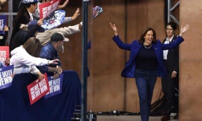 La candidata presidencial demócrata a la vicepresidenta de Estados Unidos, Kamala Harris, celebra durante un mitin de campaña en el Parque Regional Craig Ranch en North Las Vegas, Nevada, EE.UU., el 31 de octubre de 2024.EFE/EPA/BIZUAYEHU TESFAYE