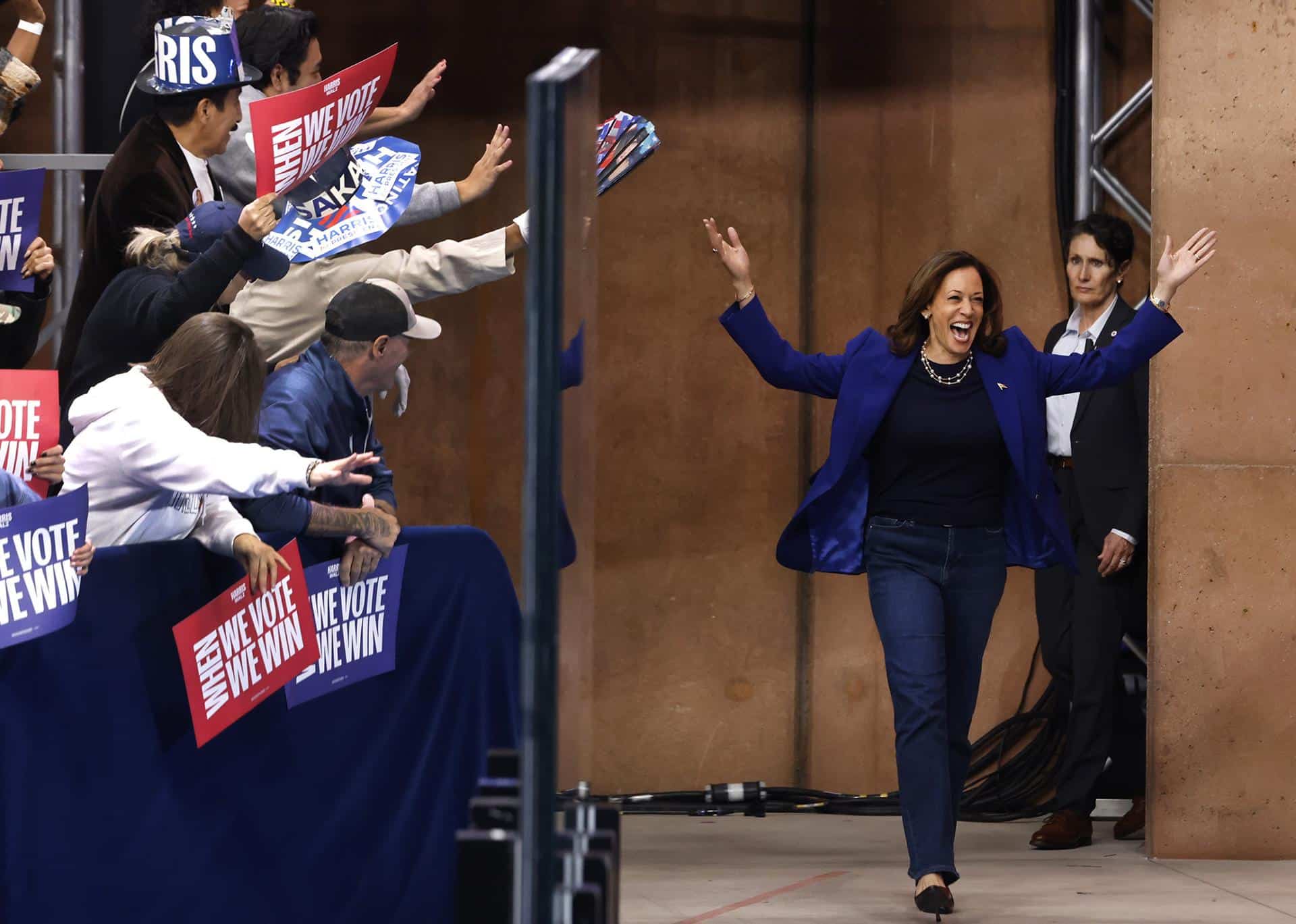 La candidata presidencial demócrata a la vicepresidenta de Estados Unidos, Kamala Harris, celebra durante un mitin de campaña en el Parque Regional Craig Ranch en North Las Vegas, Nevada, EE.UU., el 31 de octubre de 2024.EFE/EPA/BIZUAYEHU TESFAYE