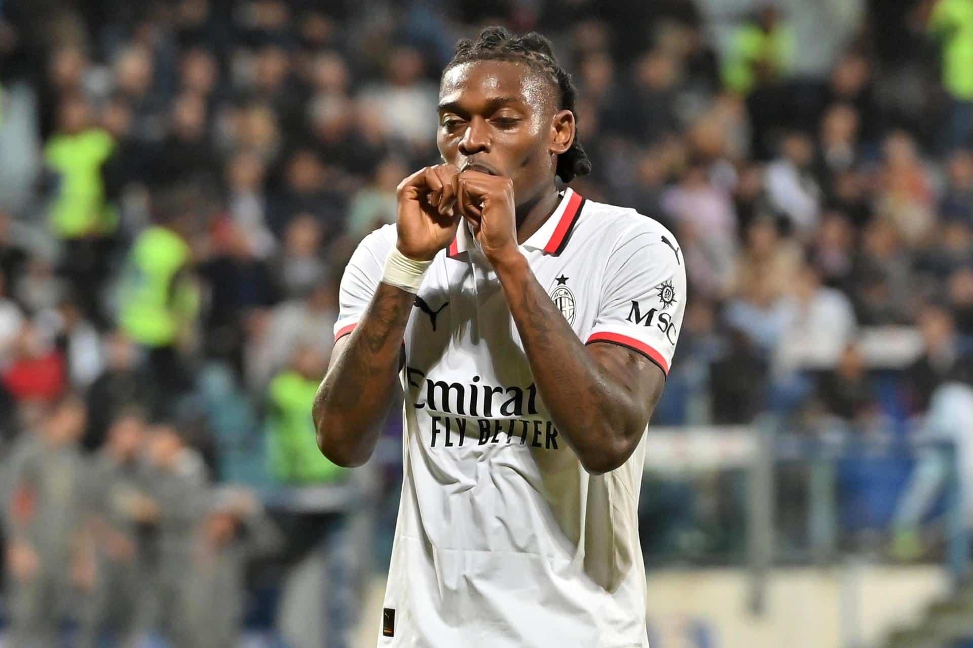 El delantero portugués del Milan Rafael Leao gesticula durante el partido de la SeriA que han jugado Cagliari Calcio y AC Milan, yn Cagliari, Italia. EFE/EPA/FABIO MURRU