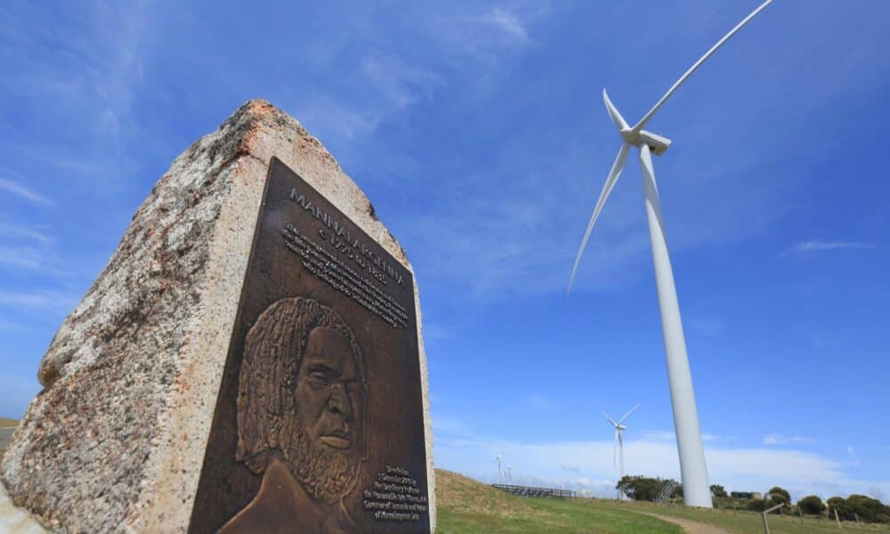 Fotografía de archivo de una turbina eólica al lado de un monumento aborigen en la isla de Tasmania, en el sur de Australia. EPA/BARBARA WALTON PHOTO SET[PHOTO SET]