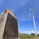 Fotografía de archivo de una turbina eólica al lado de un monumento aborigen en la isla de Tasmania, en el sur de Australia. EPA/BARBARA WALTON PHOTO SET[PHOTO SET]