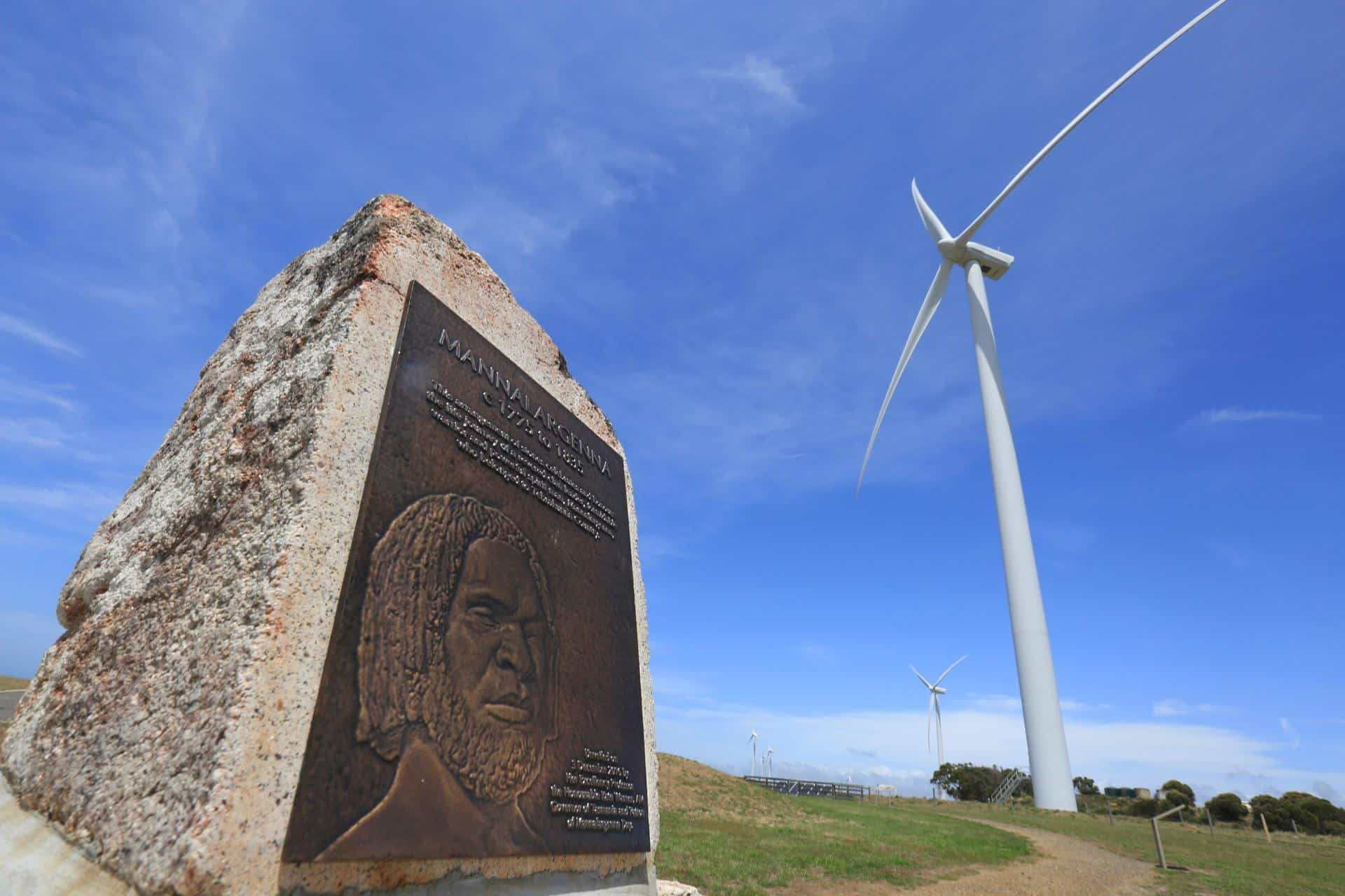 Fotografía de archivo de una turbina eólica al lado de un monumento aborigen en la isla de Tasmania, en el sur de Australia. EPA/BARBARA WALTON PHOTO SET[PHOTO SET]