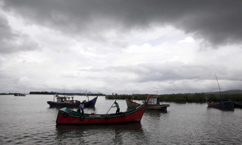 En la imagen de archivo, pescadores indonesios navegan en su barca cerca del puerto de Neuhen, en Aceh, Indonesia. EFE/HOTLI SIMANJUNTAK