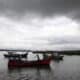 En la imagen de archivo, pescadores indonesios navegan en su barca cerca del puerto de Neuhen, en Aceh, Indonesia. EFE/HOTLI SIMANJUNTAK