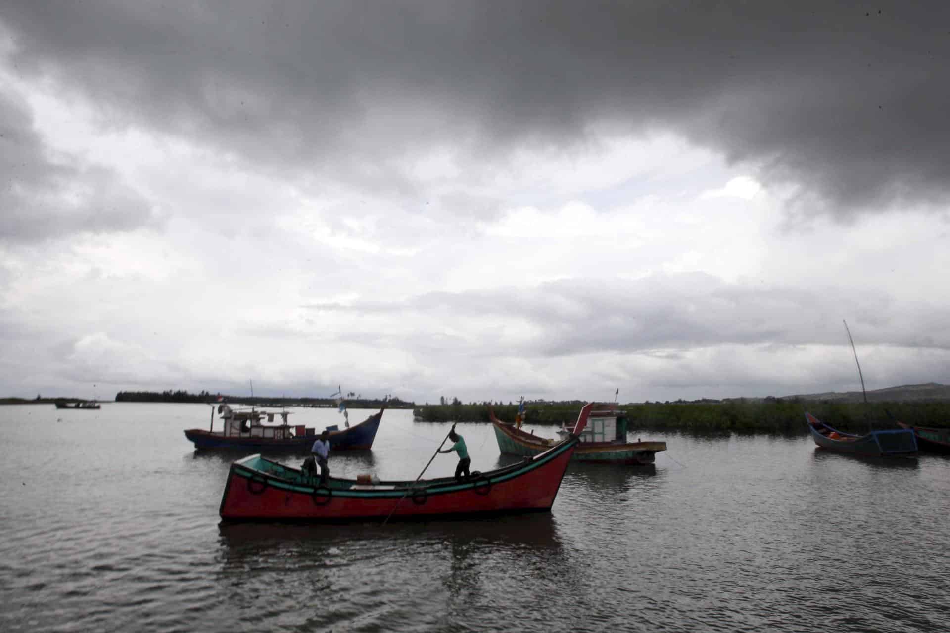 En la imagen de archivo, pescadores indonesios navegan en su barca cerca del puerto de Neuhen, en Aceh, Indonesia. EFE/HOTLI SIMANJUNTAK