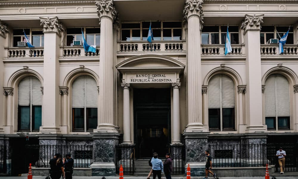 Fotografía de archivo que muestra la fachada del Banco Central de La República Argentina (BCRA). EFE/Juan Ignacio Roncoroni