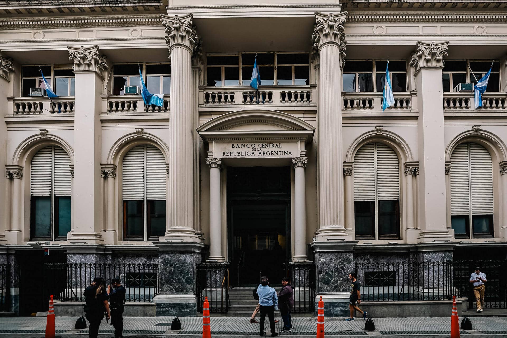 Fotografía de archivo que muestra la fachada del Banco Central de La República Argentina (BCRA). EFE/Juan Ignacio Roncoroni