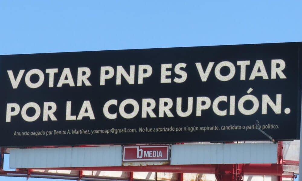 Fotografía del 25 de septiembre de 2024 de una valla publicitaria con el mensaje 'Votar PNP es votar por la corrupción', atribuida a Bad Bunny, en una calle de San Juan (Puerto Rico). EFE/Esther Alaejos