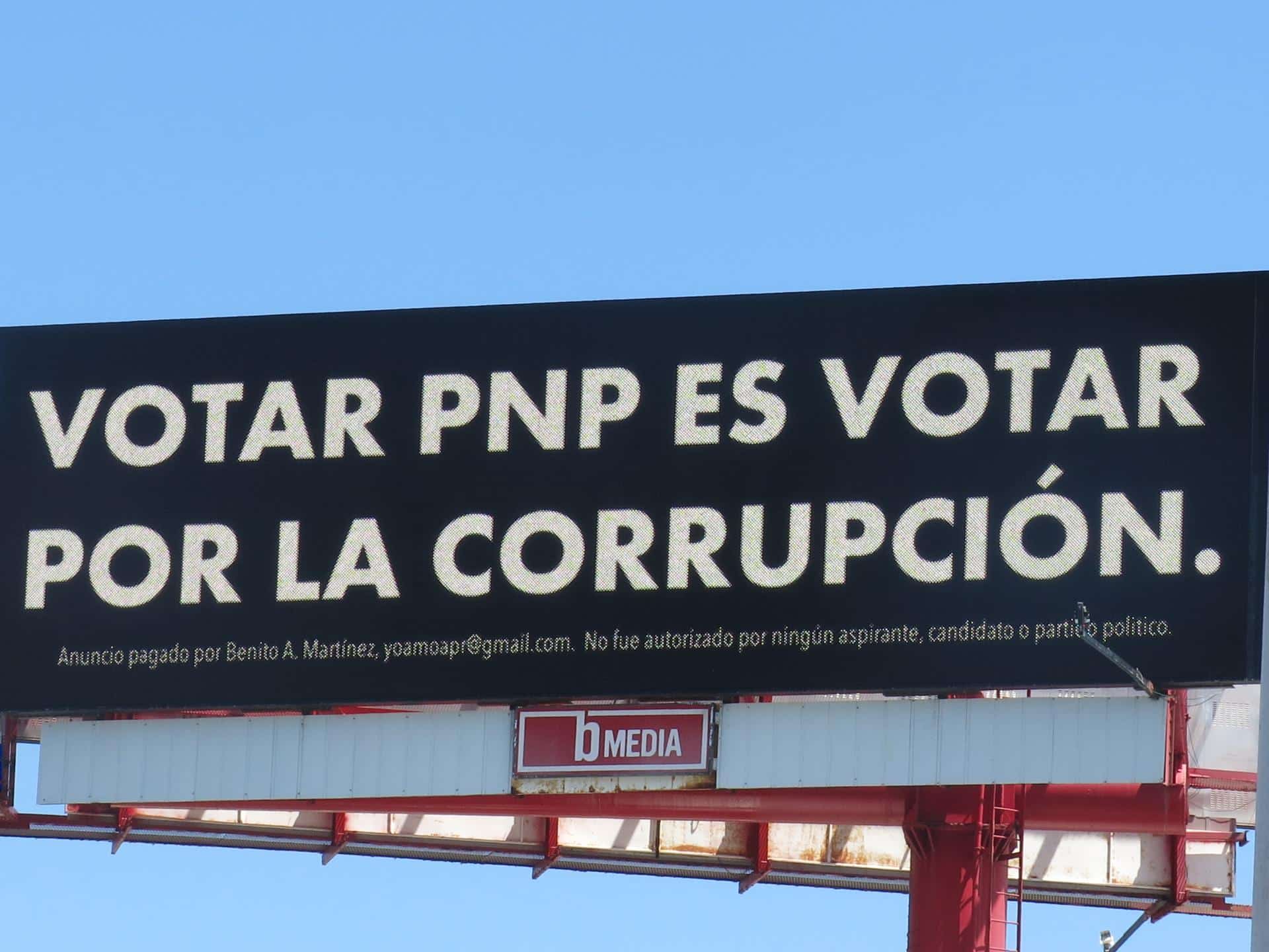 Fotografía del 25 de septiembre de 2024 de una valla publicitaria con el mensaje 'Votar PNP es votar por la corrupción', atribuida a Bad Bunny, en una calle de San Juan (Puerto Rico). EFE/Esther Alaejos