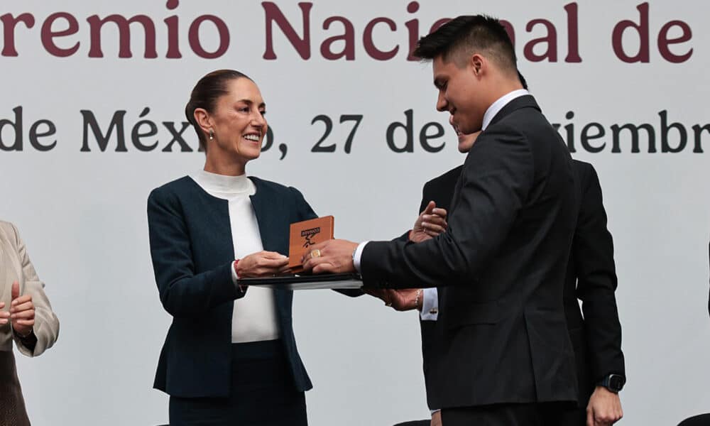 Fotografía cedida este miércoles, por la presidencia de México, de la presidenta de México, Claudia Sheinbaum (i) entregando el Premio Nacional de Deportes 2024 al clavadista Osmar Olvera, este miércoles en el Palacio Nacional de la Ciudad de México (México). EFE/Presidencia de México/SOLO USO EDITORIAL/SOLO DISPONIBLE PARA ILUSTRAR LA NOTICIA QUE ACOMPAÑA (CRÉDITO OBLIGATORIO)