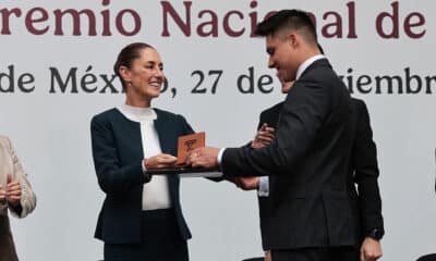 Fotografía cedida este miércoles, por la presidencia de México, de la presidenta de México, Claudia Sheinbaum (i) entregando el Premio Nacional de Deportes 2024 al clavadista Osmar Olvera, este miércoles en el Palacio Nacional de la Ciudad de México (México). EFE/Presidencia de México/SOLO USO EDITORIAL/SOLO DISPONIBLE PARA ILUSTRAR LA NOTICIA QUE ACOMPAÑA (CRÉDITO OBLIGATORIO)