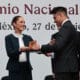 Fotografía cedida este miércoles, por la presidencia de México, de la presidenta de México, Claudia Sheinbaum (i) entregando el Premio Nacional de Deportes 2024 al clavadista Osmar Olvera, este miércoles en el Palacio Nacional de la Ciudad de México (México). EFE/Presidencia de México/SOLO USO EDITORIAL/SOLO DISPONIBLE PARA ILUSTRAR LA NOTICIA QUE ACOMPAÑA (CRÉDITO OBLIGATORIO)