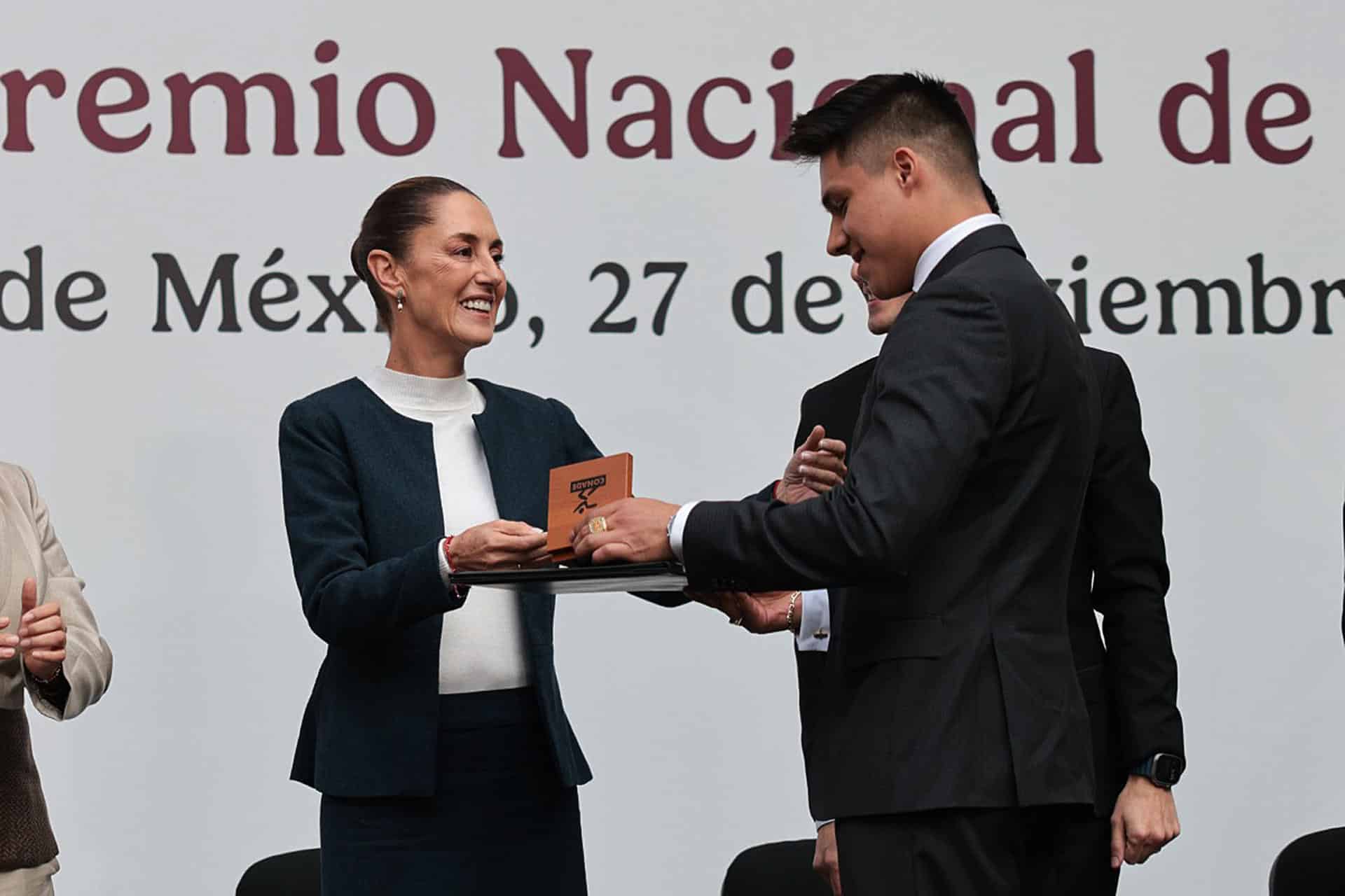 Fotografía cedida este miércoles, por la presidencia de México, de la presidenta de México, Claudia Sheinbaum (i) entregando el Premio Nacional de Deportes 2024 al clavadista Osmar Olvera, este miércoles en el Palacio Nacional de la Ciudad de México (México). EFE/Presidencia de México/SOLO USO EDITORIAL/SOLO DISPONIBLE PARA ILUSTRAR LA NOTICIA QUE ACOMPAÑA (CRÉDITO OBLIGATORIO)