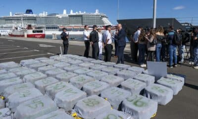 La Policía Nacional y la Armada han interceptado a 900 kilómetros al noroeste de Canarias un pesquero panameño cargado con 4.500 kilos de cocaína que, presuntamente, se iba a ser desembarca en las Rías Baixas, en Galicia. En la imagen, los fardos incautados a su llegada junto con los detenidos a la Base Naval de Las Palmas de Gran Canaria. EFE/Ángel Medina G.