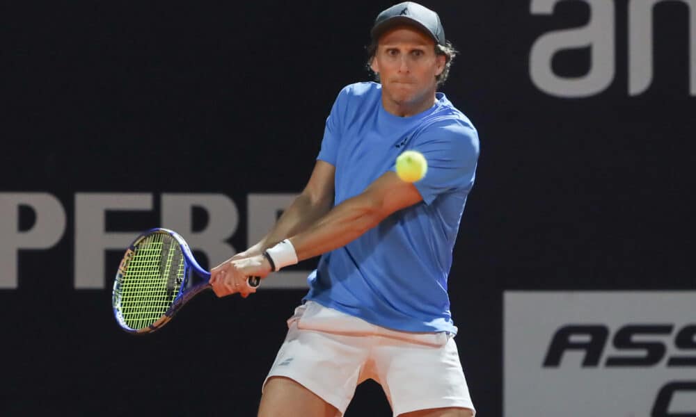 Diego Forlan devuelve una pelota durante un partido de tenis del Uruguay Open con Diego Forlán y Federico Coria ante Boris Arias y Federico Zeballos en Montevideo (Uruguay). EFE/ Sofía Torres